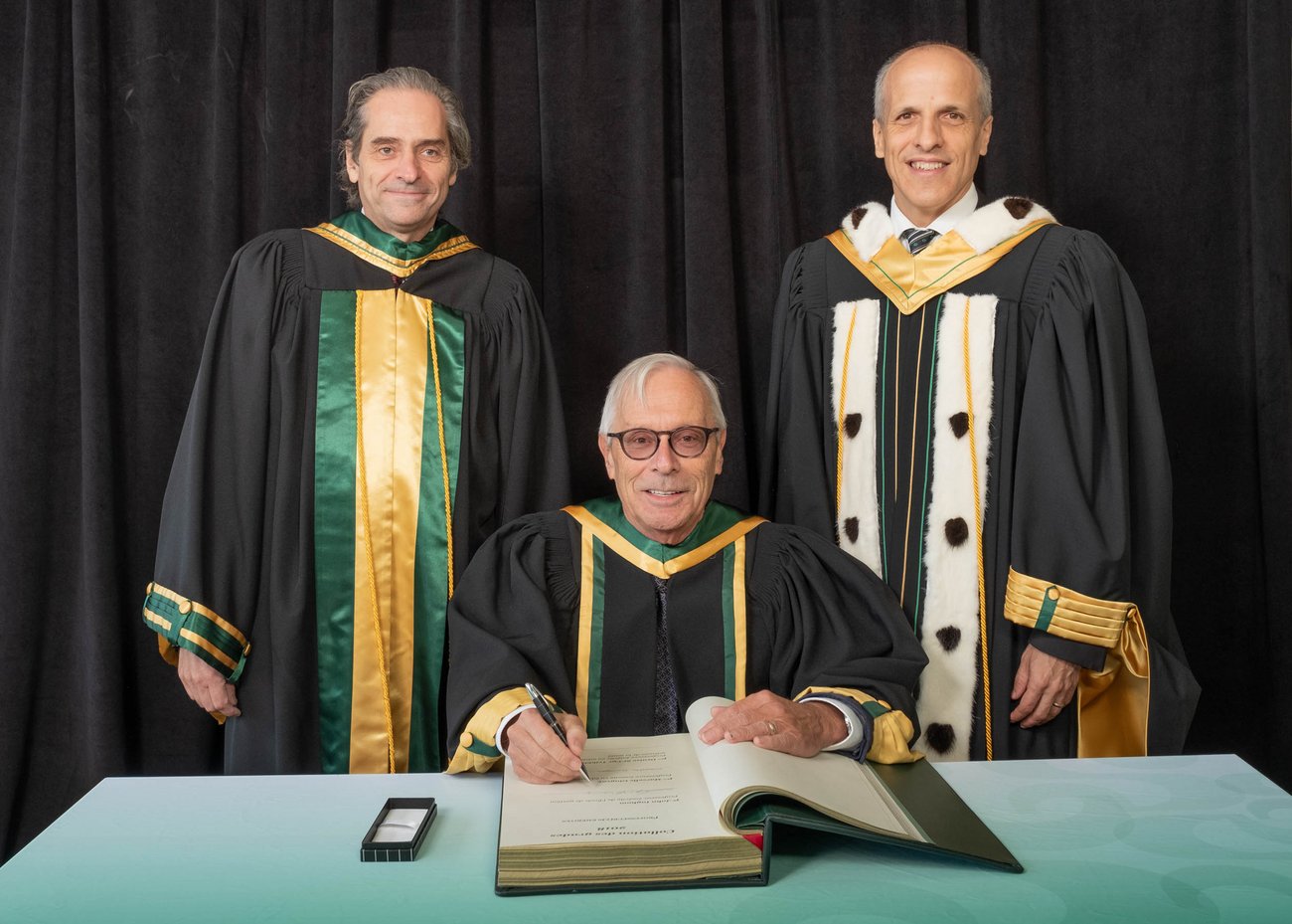 Le doyen de l'École de gestion, François Coderre, John Ingham et le recteur de l'Université de Sherbrooke, Pierre Cossette.