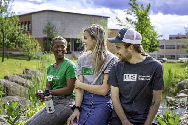 Trois étudiants portant les couleurs de l'UdeS