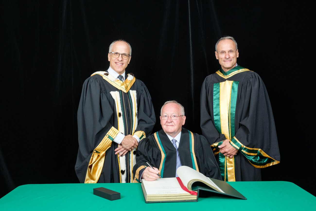 Le recteur de l'Université de Sherbrooke, Pierre Cossette, le docteur d'honneur Andrew M. Pettigrew et le doyen de l'École de gestion, Jean Roy. 