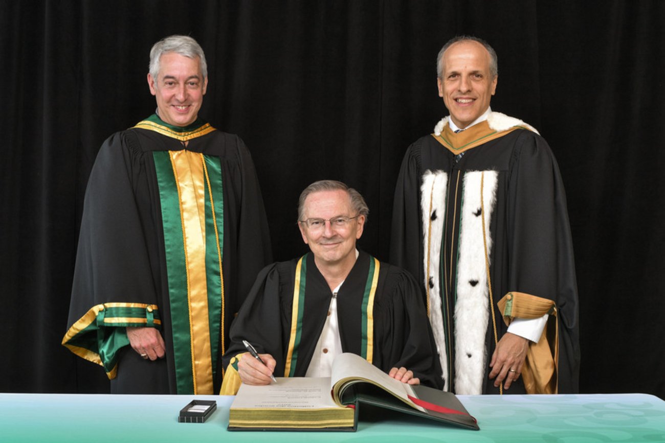 Le doyen de la Faculté de médecine et des sciences de la santé, Dominique Dorion, Jack W. Szostak et le recteur de l'Université de Sherbrooke, Pierre Cossette.