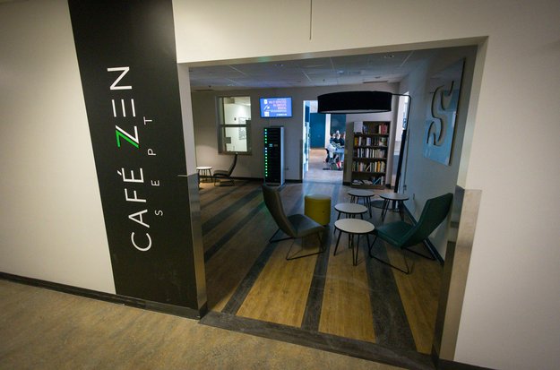 Entré du café Zen7, au design noir et blanc épuré