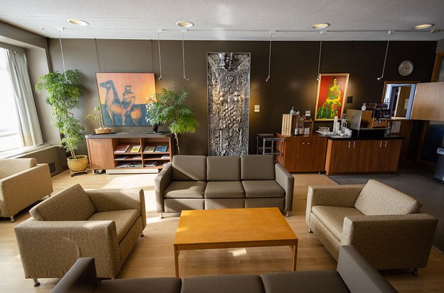 Salon des professeurs de la Faculté de médecine et des sciences de la santé avec mobilier et œuvres d’art. 