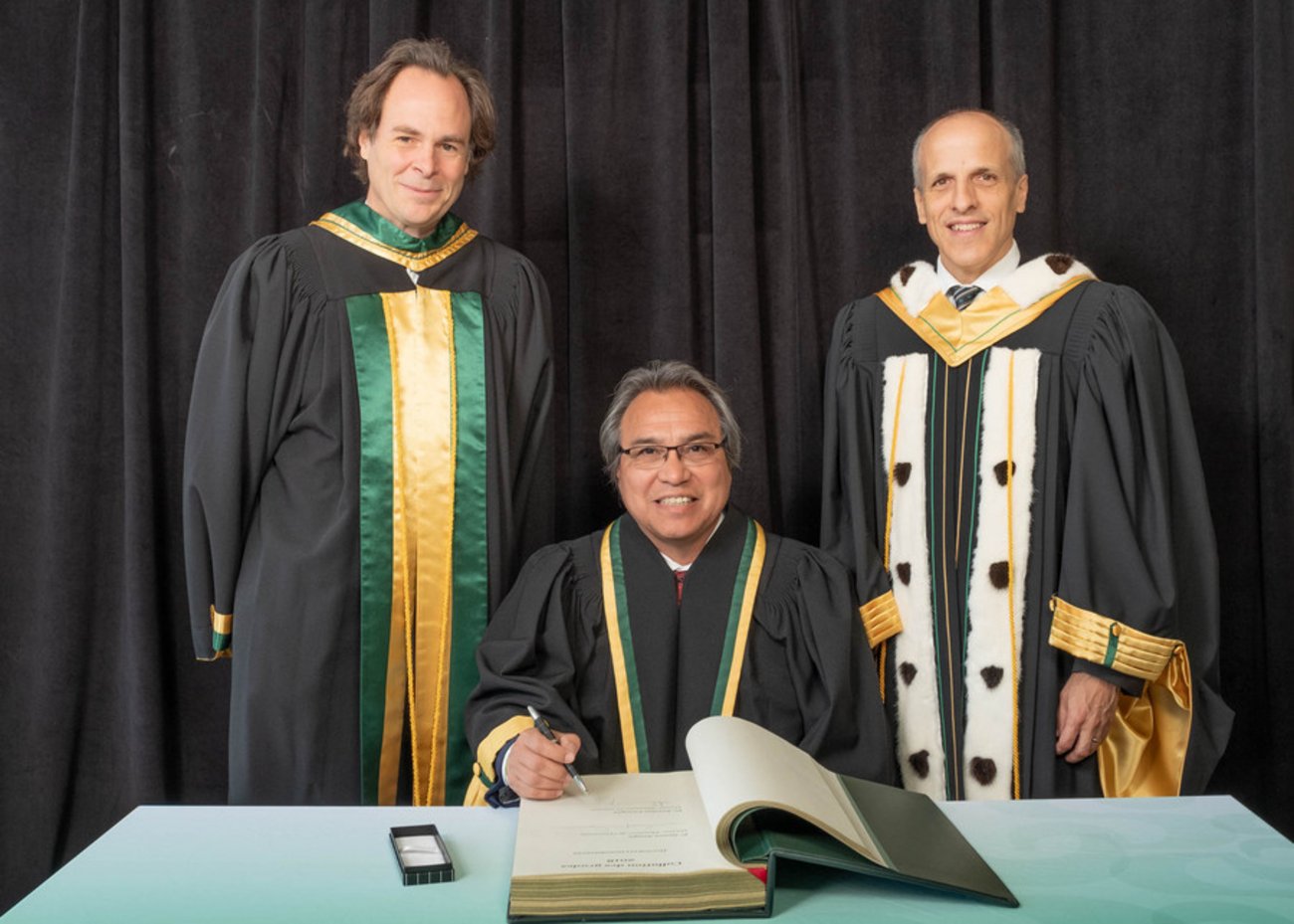 Le doyen de la Faculté de droit, Sébastien Lebel-Grenier, James Anaya et le recteur de l'Université de Sherbrooke, Pierre Cosette.