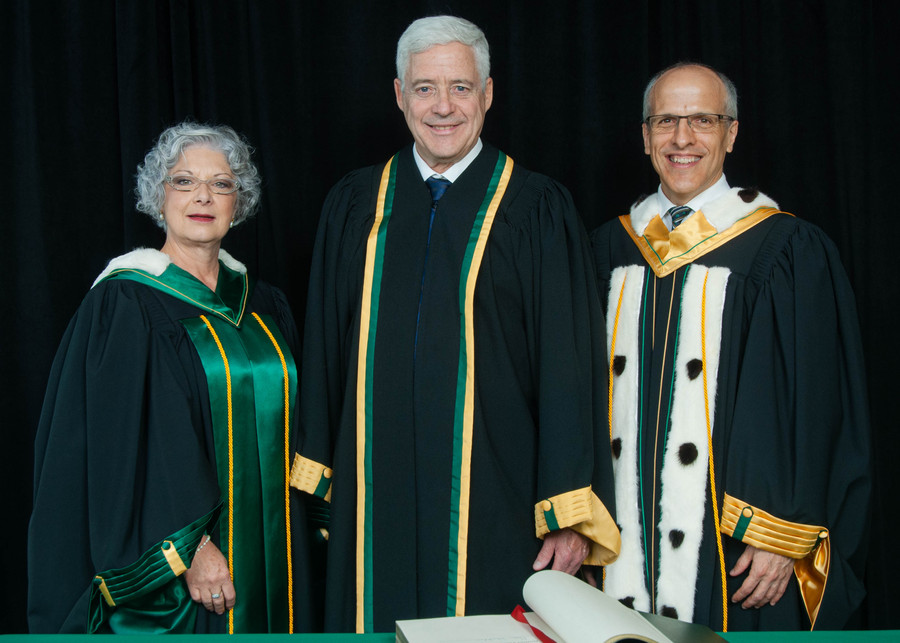 Charles Tisseyre accompagné du recteur de l'Université de Sherbrooke Pierre Cossette et de la secrétaire générale et vice-rectrice à la vie étudiante Jocelyne Faucher.