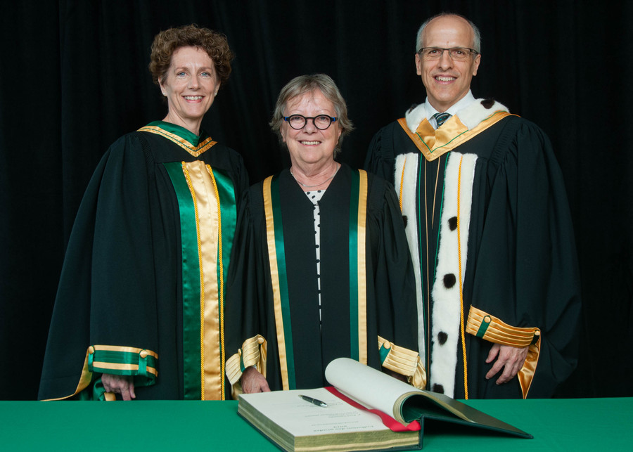 Lucie Lemonde accompagnée du recteur de l'Université de Sherbrooke.