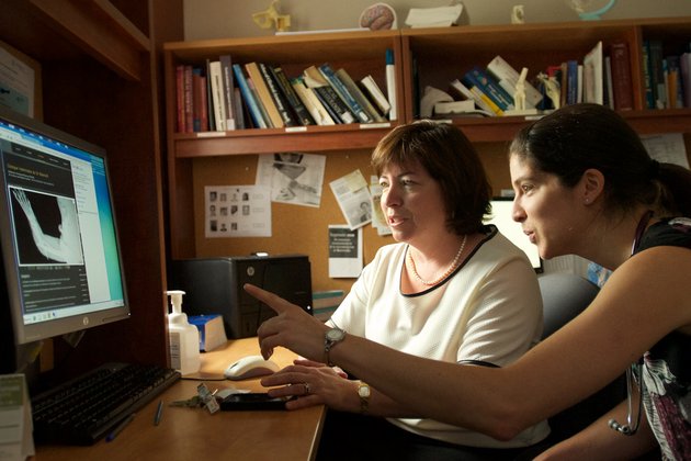 Une médecin de famille discute avec une stagiaire en observation
