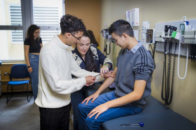Professeure supervisant un cours en médecine