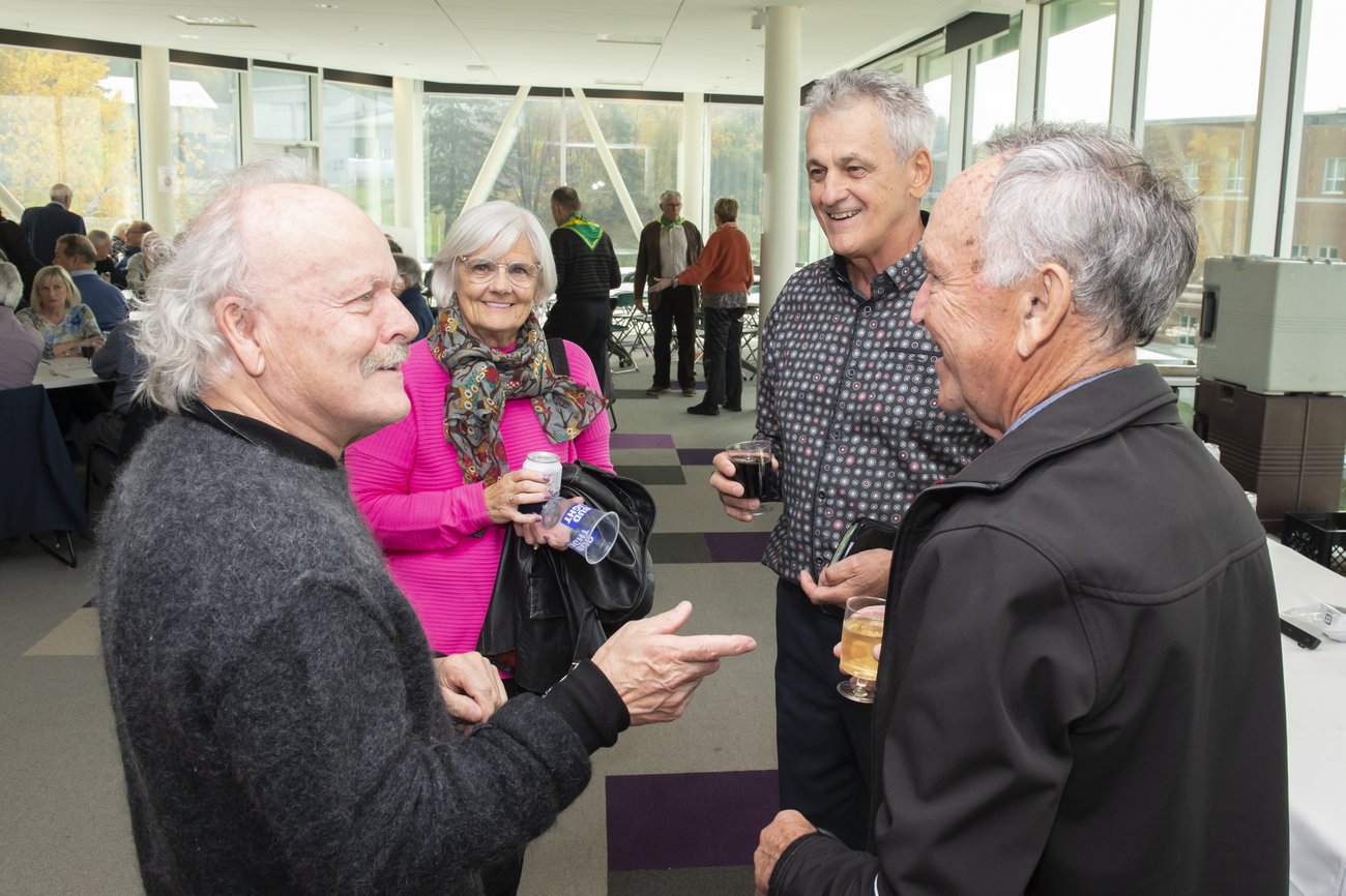 Personnes qui discutent