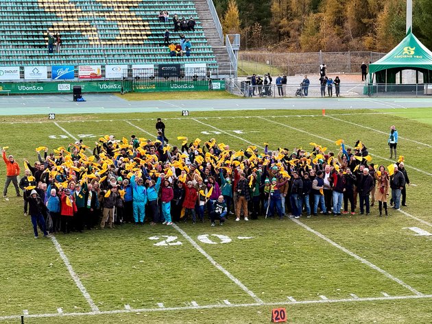 Diplômés sur le terrain de football extérieur de l'UdeS