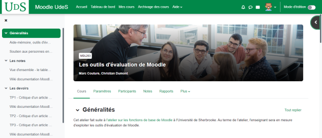 Photo montrant un enseignant discutant avec des étudiants. Cette photo est utilisée comme image de bannière dans un site Moodle