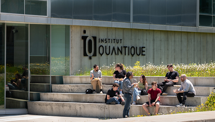 Étudiants et étudiantes devant l'Institut quantique