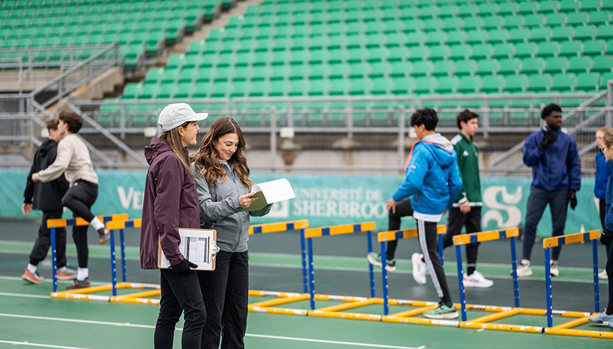 Personnes sur un terrain sportif