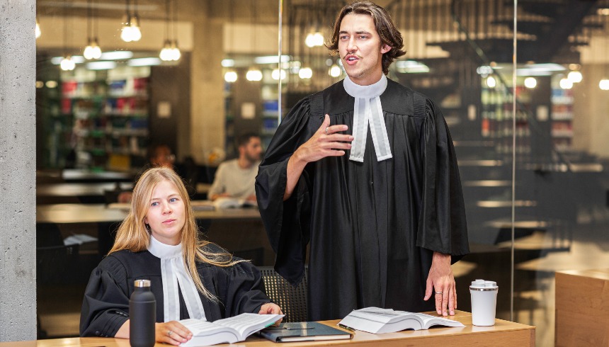 Étudiant et étudiante en plaidoirie
