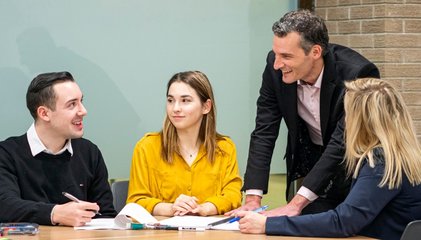 Professeur, étudiantes et étudiant en droit des affaires et risques de l'entreprise