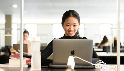 Étudiante bibliothèque de droit en droit notarial