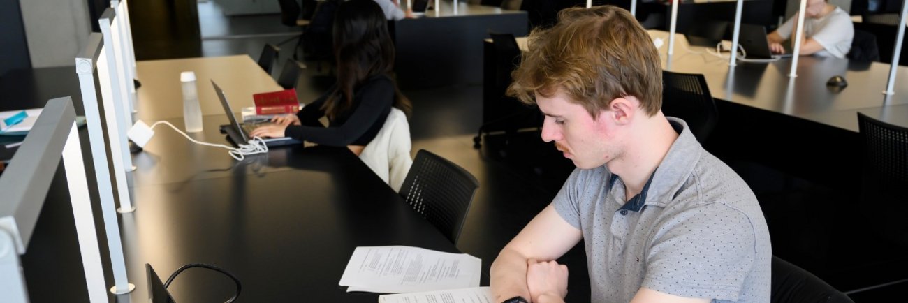 Étudiant bibliothèque
