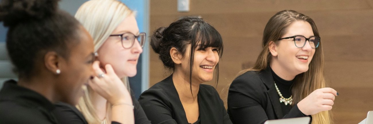 Personnes étudiantes dans une salle de cours.