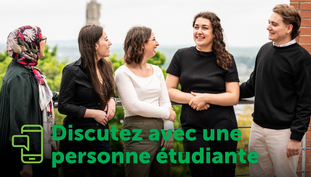 Des personnes étudiantes discutent sur la terasse de l'École de gestion
