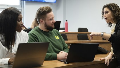 Pre Manon Ghislaine Guillemette et des étudiants du 2e cycle discutent dans une salle de classe