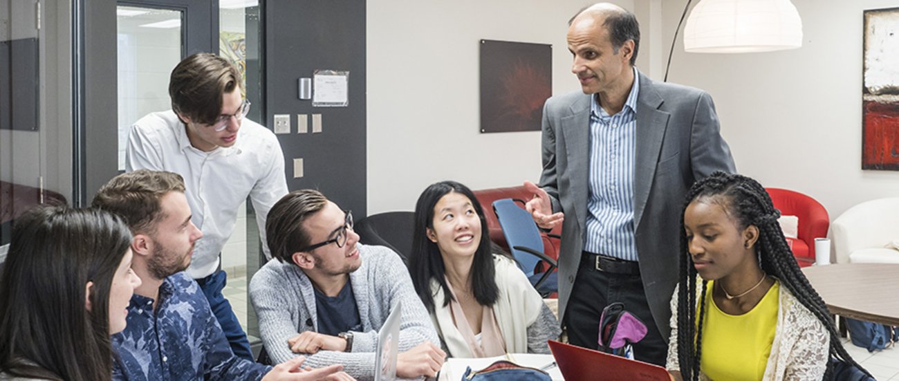 Un groupe de personnes discute, assis autour d'une table