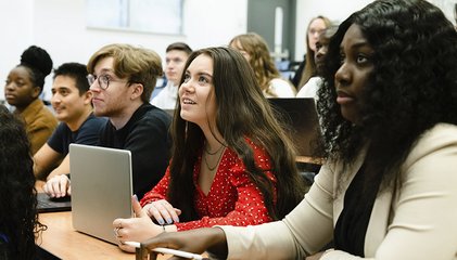 Écoute attentive des étudiantes et étudiants du premier cycle en classe