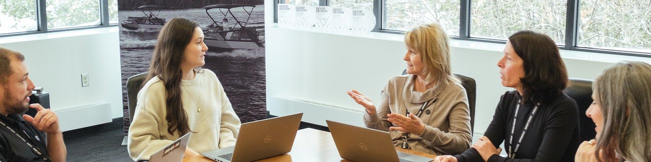 Une équipe multigénérationnelle est assise autour d'une table