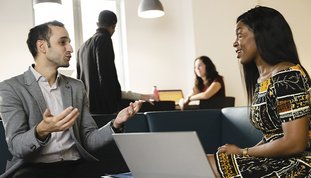 Professeur Sofiane Baba discute avec une personne étudiante