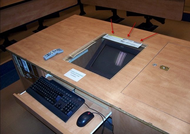 Image montrant qu'une documentation plus détaillée se trouve dans la fenêtre de l'écran de l'ordinateur. 