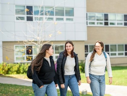 trois jeunes femmes, candidates à la maitrise en environnement marchent vers l'extérieur 