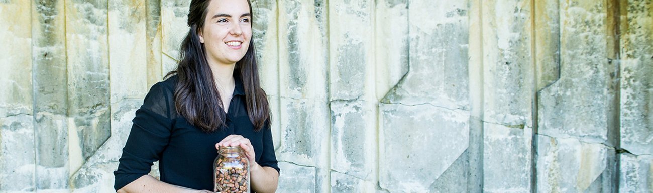 Maëlle avec un pot plein de grain de cacao
