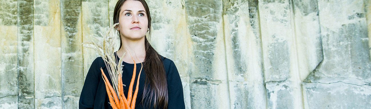 Sarah avec un bouquet de carottes