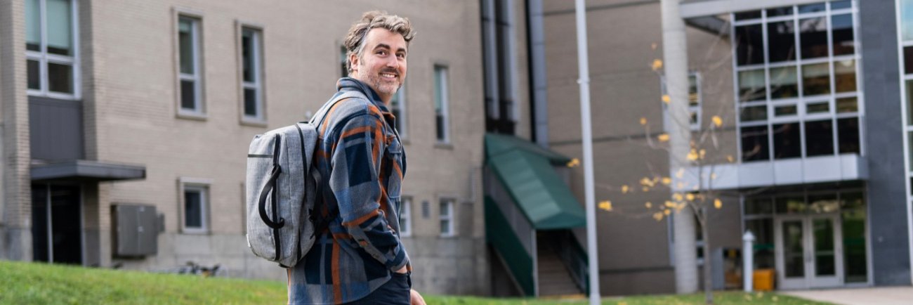 un étudiant marche vers le pavillion des sciences