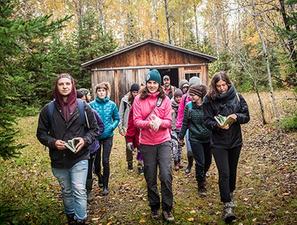 Groupe d'étudiants marchent dans la forêt dans le cadre d'un cours sur l'identification des espèces et la prise d'échantillons