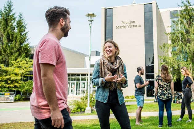 personnes étudinaates qui parlent devant le pavillon marie-victorin
