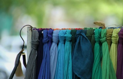 Écharpes de couleurs suspendues sur un présentoire