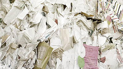 Papiers en ballot dans un centre de recyclage