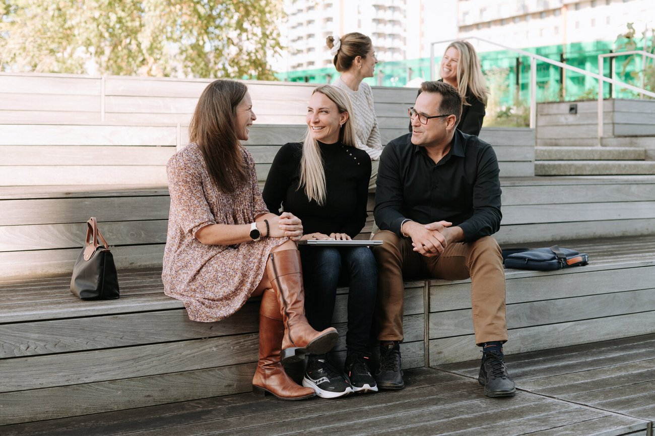 Étudiants conversant sur la terrasse du Campus de Longueuil