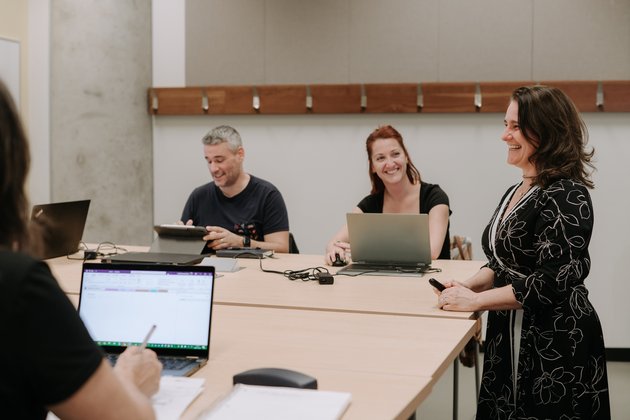 Une professeure en classe