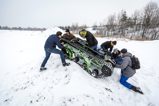 Des étudiants poussent leur prototype de véhicule à chenilles dans la neige