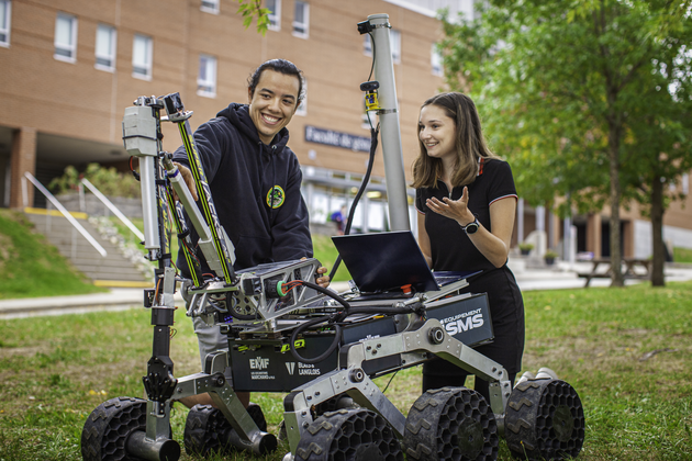 Deux étudiants effectuent des tests sur le véhicule à 6 roues pour le groupe technique Robotique UdeS