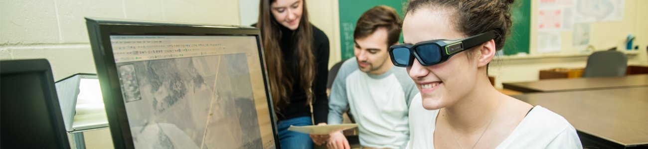 Une étudiante devant un ordinateur expérimente différents outils de deep learning