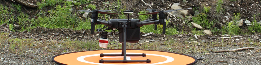 Un drone posé sur une plateforme