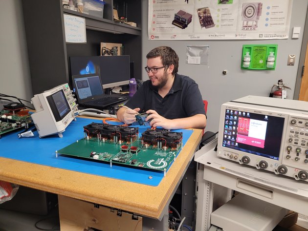 Étudiant prenant une mesure électronique