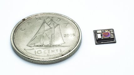 Comparaison de la taille de l'implant avec un dix sous