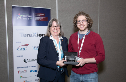 Simon Carrier reçoit la 3e place des mains de Donna Strickland (prix Nobel) - concours de poster du Photonics North 2019 Simon Carrier