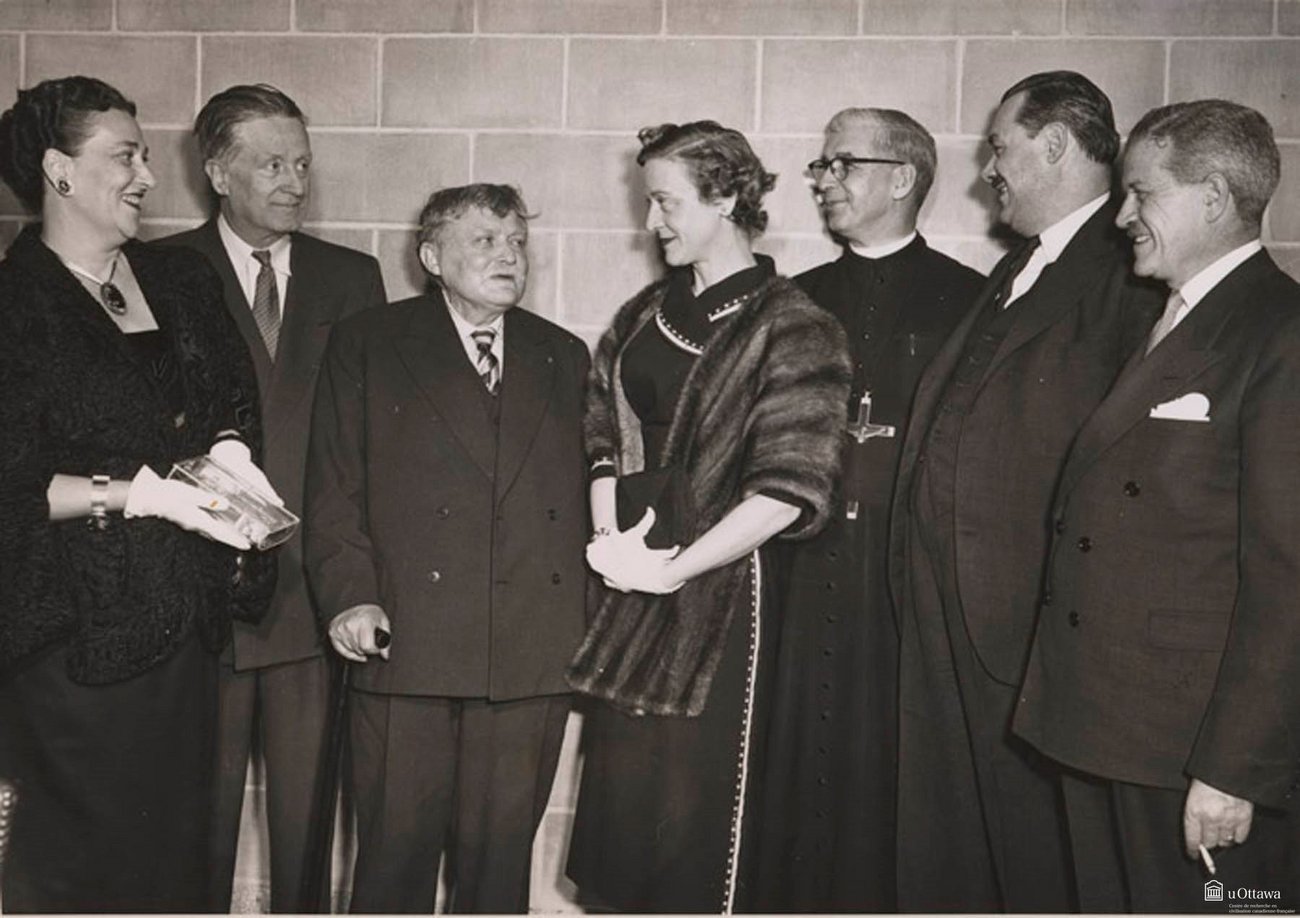Photo de Gabriel Marcel, philosophe français et conférencier invité, avec Gabrielle Bourque, secrétaire de la Société à Ottawa le 19 avril 1956. 