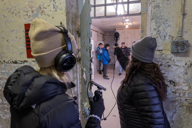 Deux étudiantes captent des sons dans la prison Winter en vue de la production des balados
