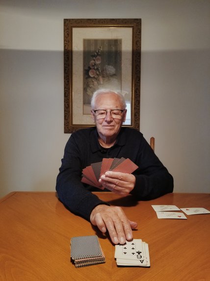 Réal Laguë joue aux cartes
