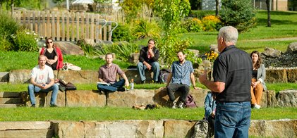 Un conférencier venu d'Odanak fait une présentation, à l'extérieur