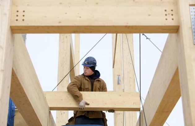 Ouvrier travaillant avec des poutres